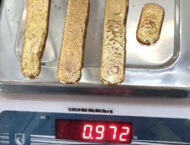 Homem é flagrado com barras de ouro entre as nádegas após andar 'torto'