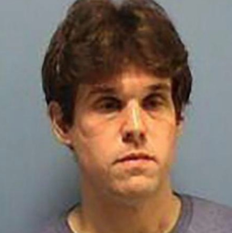 Padre é preso por fazer sexo sadomasoquista a três em altar de igreja