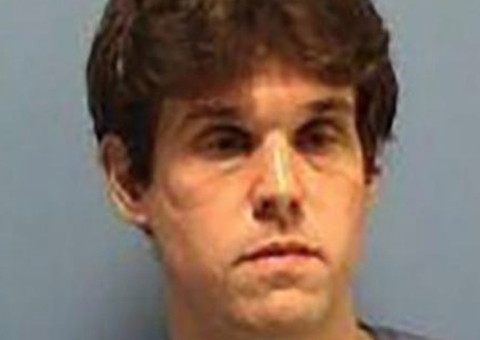 Padre é preso por fazer sexo sadomasoquista a três em altar de igreja