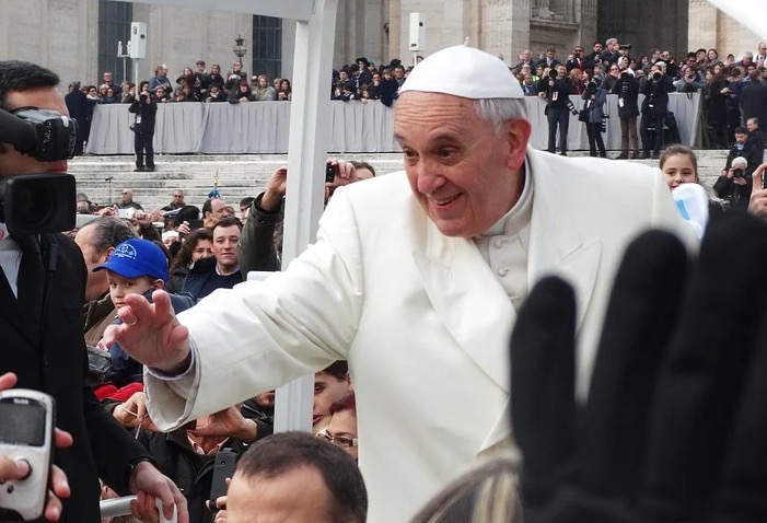 Vaticano diz que morador da casa oficial do Papa Francisco está com Covid