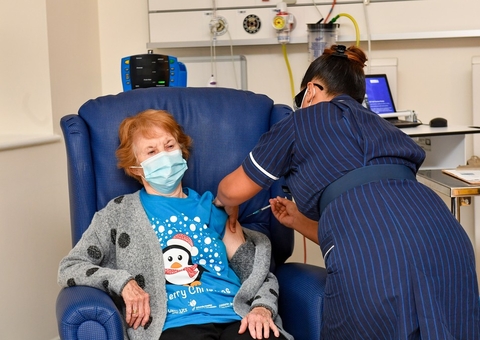 Idosa de 90 anos é a primeira a receber vacina contra Covid no Reino Unido