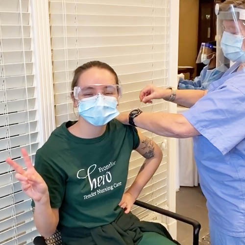 Amazonense recebe 1ª dose de vacina contra covid no Canadá