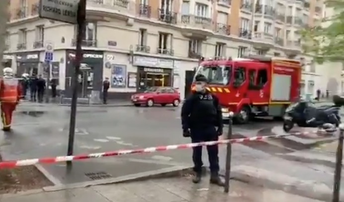 Ataque a faca deixa 2 pessoas feridas perto de ex-prédio de jornal em Paris