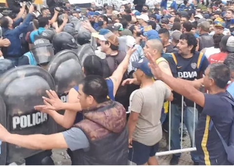 Confusão e pancadaria entre fãs marcam velório de Maradona na Argentina 