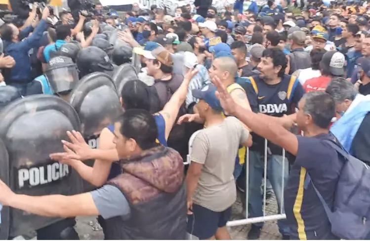 Confusão e pancadaria entre fãs marcam velório de Maradona na Argentina 