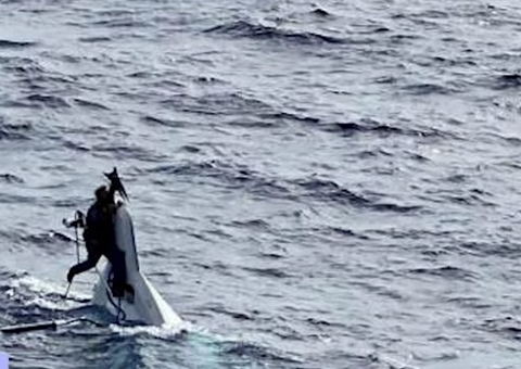 Marinheiro de 62 anos é encontrado agarrado em casco no Oceano Atlântico