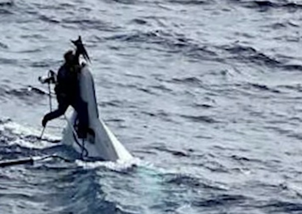 Marinheiro de 62 anos é encontrado agarrado em casco no Oceano Atlântico