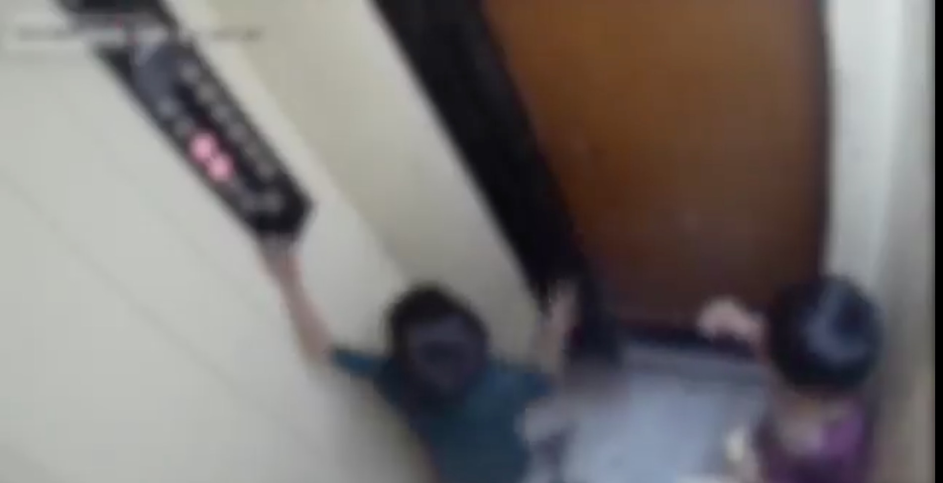 Vídeo mostra momento em que menino de 5 anos é esmagado por elevador 