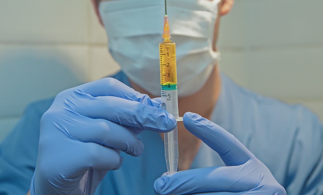 Inovadora, vacina da Moderna treina sistema imunológico para atacar o vírus