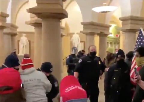 Vídeos mostram invasão ao Congresso dos Estados Unidos
