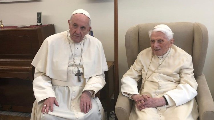 Papas Francisco e Bento XVI são vacinados contra a covid-19 na Itália