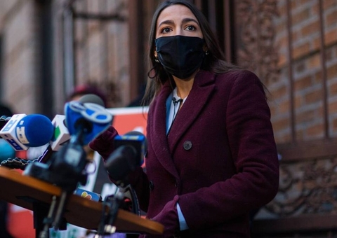 Deputada dos EUA alfineta Bolsonaro após tomar vacina: 'Não virei jacaré'