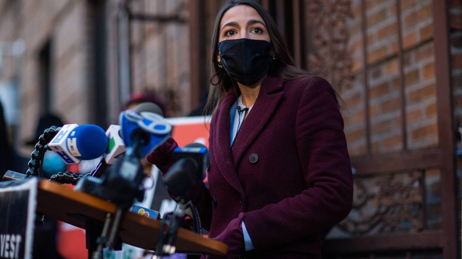 Deputada dos EUA alfineta Bolsonaro após tomar vacina: 'Não virei jacaré'