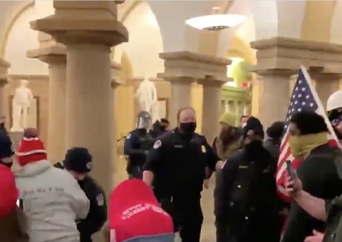 FBI prende mais de 90 invasores do Congresso em Washington