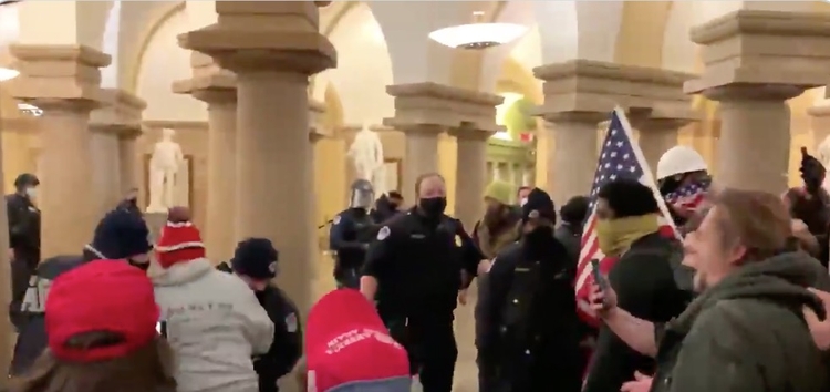 FBI prende mais de 90 invasores do Congresso em Washington