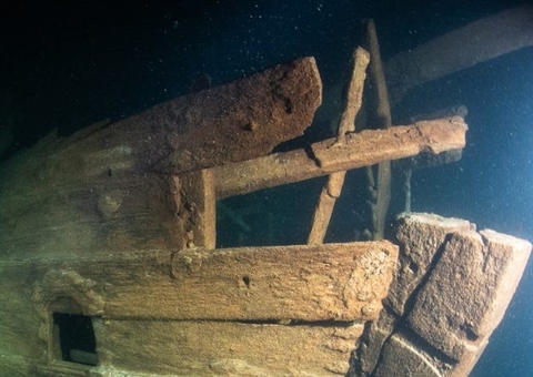 Navio afundado no século 17 é encontrado quase intacto por mergulhadores 