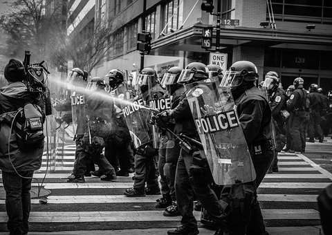 Protestos nos EUA terminam com 5 pessoas gravemente feridas
