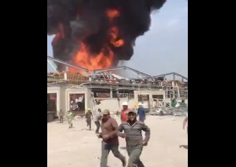 Incêndio atinge porto de Beirute 1 mês após explosão com quase 200 mortos