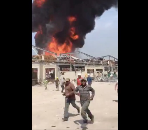 Incêndio atinge porto de Beirute 1 mês após explosão com quase 200 mortos