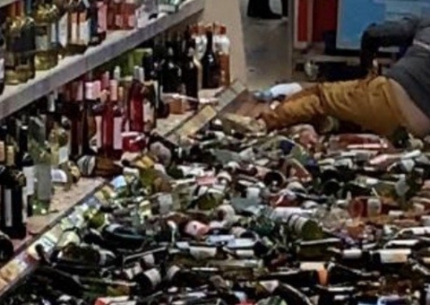 Vídeo: Mulher surta em supermercado e quebra mais de 500 garrafas