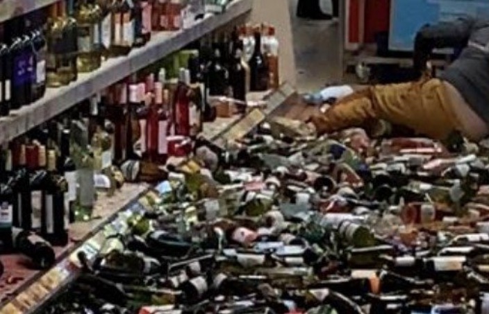 Vídeo: Mulher surta em supermercado e quebra mais de 500 garrafas