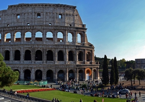 Itália se torna o primeiro país a proibir viagens no natal e ano novo