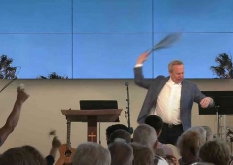 Pastores fazem 'striptease' para manter igreja em funcionamento