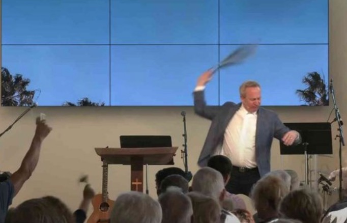 Pastores fazem 'striptease' para manter igreja em funcionamento