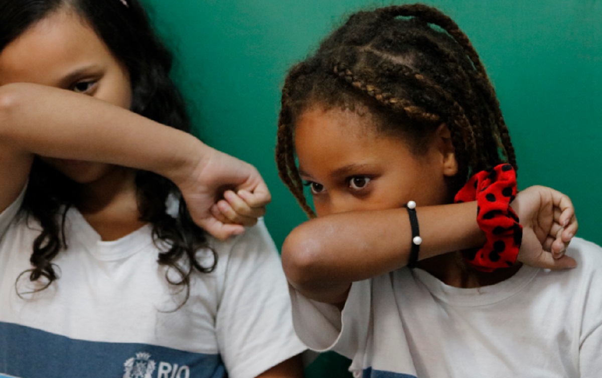 Cientistas dizem que crianças são vulneráveis à nova cepa do coronavírus