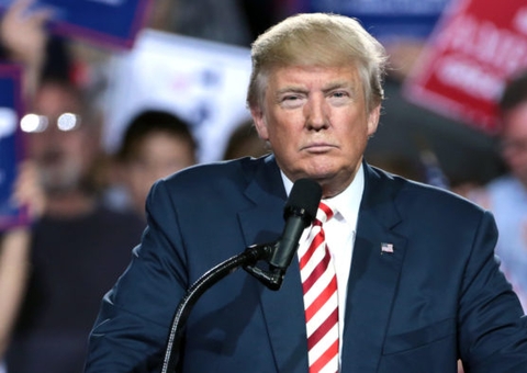 Em último dia, Trump dá clemência a 143 pessoas, incluindo Steve Bannon