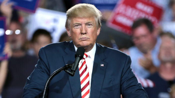 Em último dia, Trump dá clemência a 143 pessoas, incluindo Steve Bannon