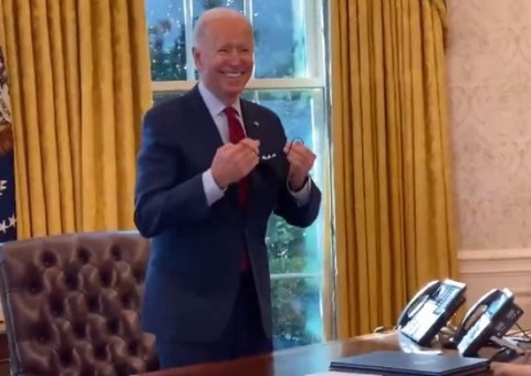 Presidente dos EUA, Biden ri ao ser perguntado sobre encontro com Bolsonaro