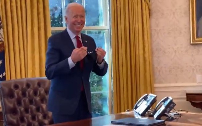 Presidente dos EUA, Biden ri ao ser perguntado sobre encontro com Bolsonaro