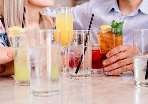 Encontros em locais fechados podem espalhar coronavírus a até 2 metros