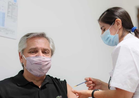 Presidente da Argentina é vacinado contra Covid-19