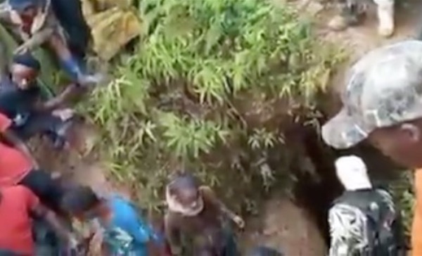 Vídeo: Dezenas de pessoas morrem soterradas após mina desabar no Congo