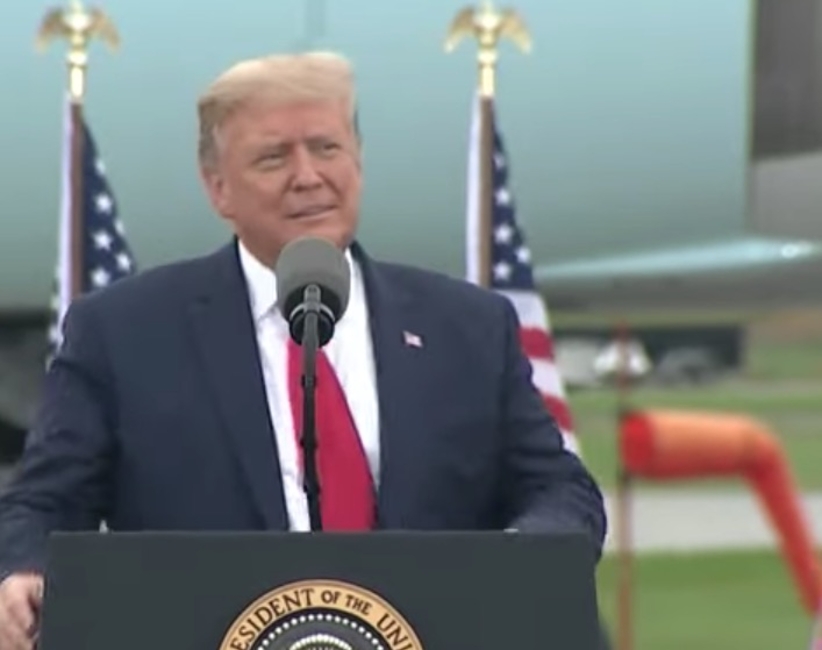 Trump apresenta melhora, mas não está fora de perigo, diz boletim médico