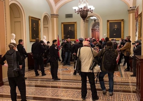 Vídeos: Congresso dos Estados Unidos é invadido por apoiadores de Trump