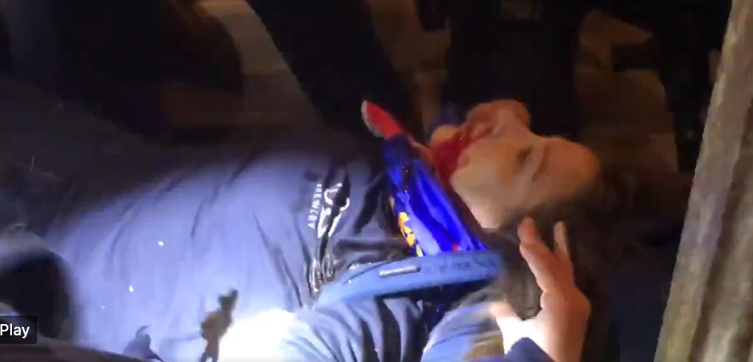 Mulher baleada em invasão ao Congresso morre nos EUA, diz emissora; vídeos