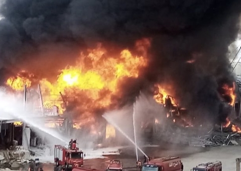 Imagens de incêndio no porto de Beirute mostram desespero de trabalhadores