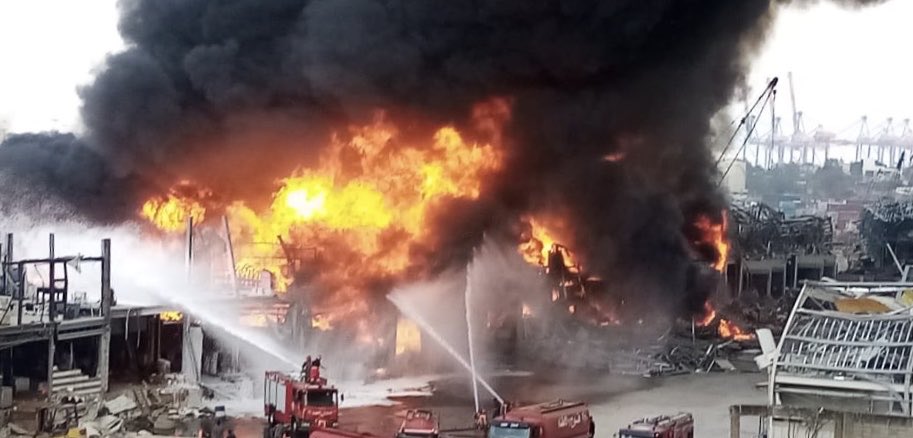 Imagens de incêndio no porto de Beirute mostram desespero de trabalhadores
