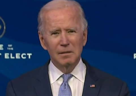 'A democracia americana está sob um ataque sem precedentes', diz Biden