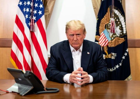 Ao lado do muro do México, Trump discursa em meio a processo de impeachment