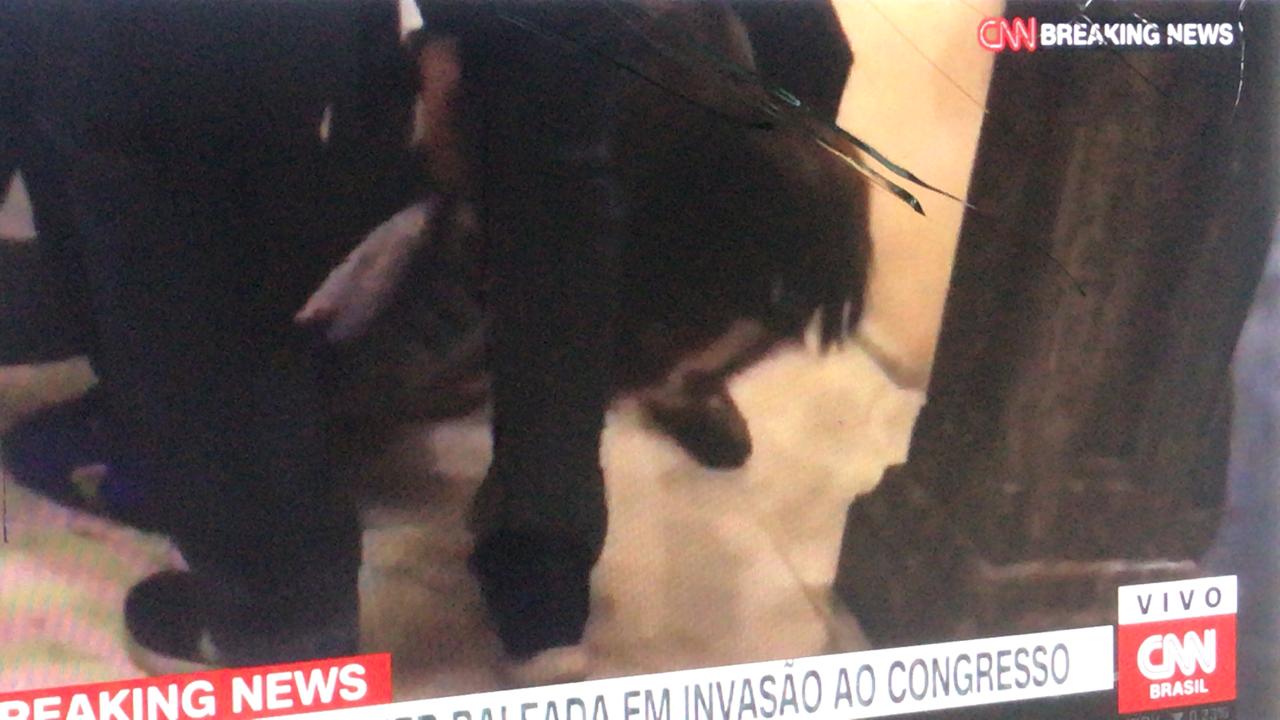 Mulher leva tiro durante invasão pró-Trump ao Congresso americano