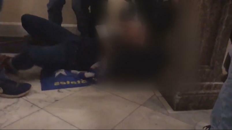 Vídeo mostra momento em que mulher é baleada no Capitólio dos EUA