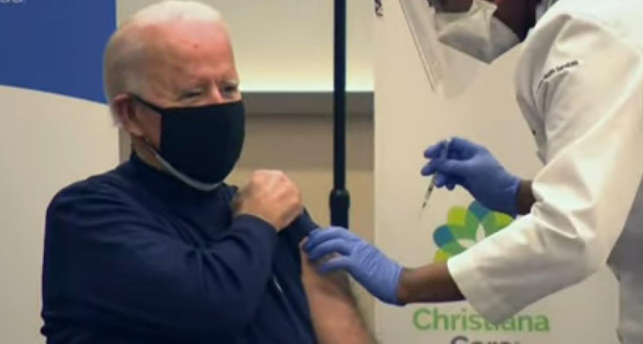 Biden toma 2ª dose da vacina contra a Covid-19