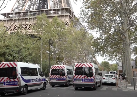 Torre Eiffel é esvaziada após ameaça de bomba 