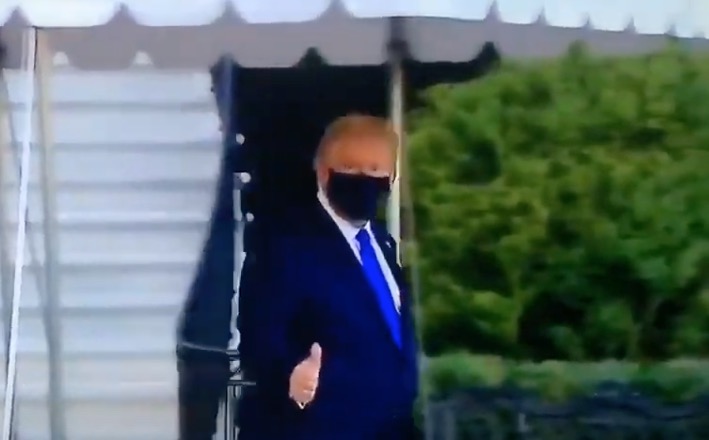 Trump aparece de máscara entrando em helicóptero ao ser internado com Covid