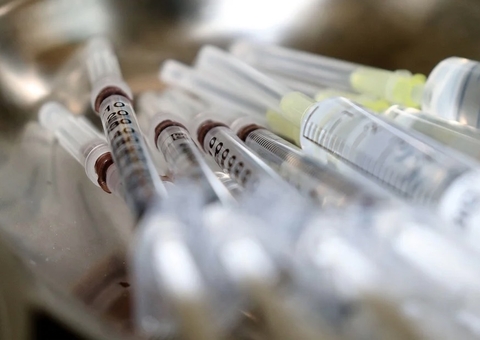 Preso funcionário que deixou vacinas contra covid fora de refrigeração 