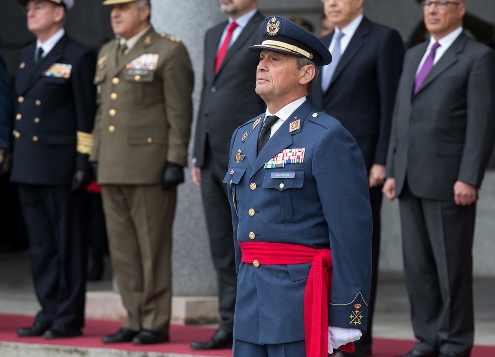 Após furar fila de vacina na Espanha, chefe do Estado-Maior pede demissão